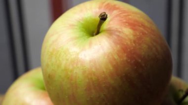 Büyük elma döner, video tam çözünürlükte.