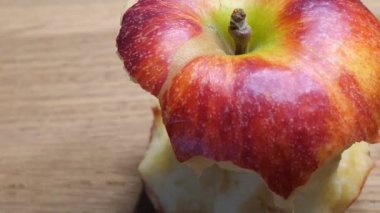 Apple çekirdeği yakın plan. Sürgülü çekim, tüm kameralar. Elmanın makro resmi.