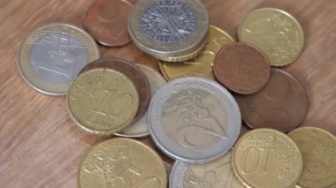Değişen ahşap bir yüzey üzerinde Avrupa Birliği 'nin çeşitli metal paraları. Avrupa paraları.