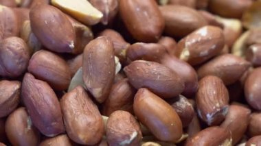 Kabukta kavrulmuş fıstık. Fıstıklar yakın plan. Son derece detaylı video.