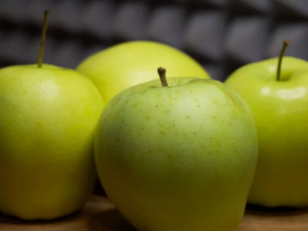 Vier Große Äpfel Großaufnahme Obst Auf Einer Hölzernen Oberfläche — Stockfoto