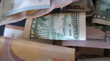 Dönüşümlü dolar banknotları ve çeşitli banknotlar yakın çekim. Dolarların ve avroların geçmişi. 4k makro video.