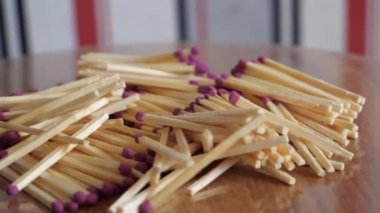 Dönen yüzeyde bir sürü kibrit var. Yakın plan eşleşiyor. Son derece detaylı 4k video.