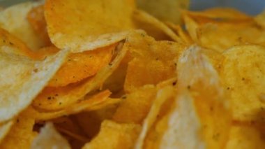 Tuzlu patates cipsi yakın plan, tam kare. 4k çözünürlükte son derece detaylı makro video. Kızarmış patates..