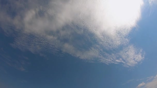 Lindas Nuvens Brancas Movem Rapidamente Através Céu Azul Vídeo Timelapse — Vídeo de Stock