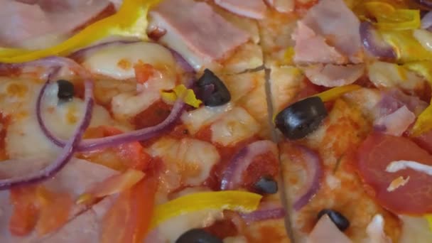 Pizza Oliwkami Pomidorami Szynką Video Zbliżeniem — Wideo stockowe