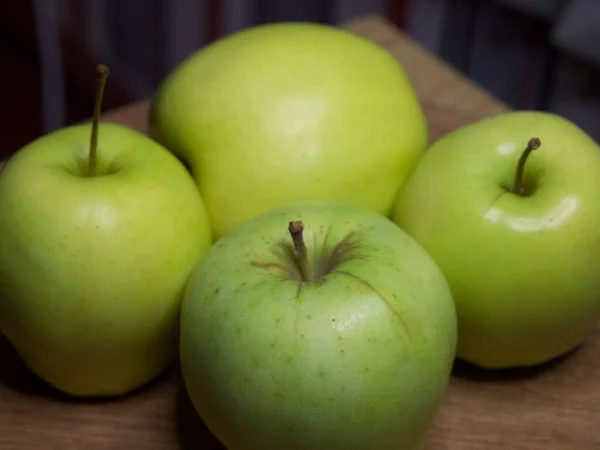 Vier Große Äpfel Großaufnahme Obst Auf Einer Hölzernen Oberfläche — Stockfoto