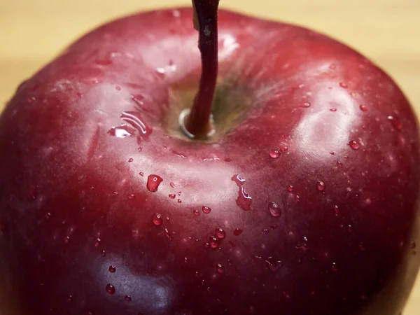 Wassertropfen Auf Einem Roten Apfel Makroaufnahme Eines Apfels Der Sorte — Stockfoto