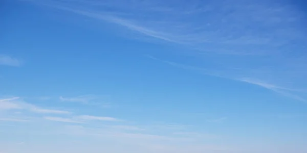 Mavi gökyüzünde ince şeffaf bulutlar, tam kare. Arkaplan olarak mavi gökyüzü.