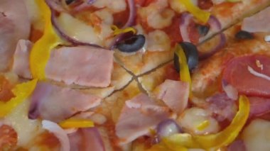 Zeytinli, domatesli ve jambonlu pizza..