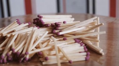 Dönen yüzeyde bir sürü kibrit var. Yakın plan eşleşiyor. Son derece detaylı makro video.