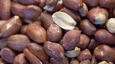 Kabukta kavrulmuş fıstık. Yer fıstığı yakın çekim videosu.