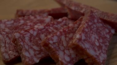 Sosis yakın plan. 4k video. Doğrama tahtasındaki yemek..