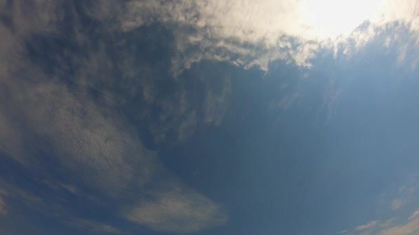 Hermosas Nubes Blancas Mueven Rápidamente Través Del Cielo Azul Vídeo — Vídeos de Stock