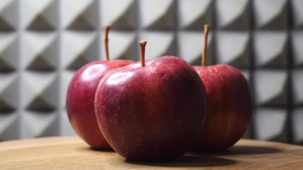 Tres Manzanas Gala Una Mesa Madera Giratoria Video Primer Plano — Vídeos de Stock