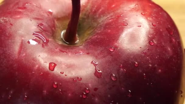 Des Gouttes Eau Surface Une Belle Pomme Rouge Macro Vidéo — Video