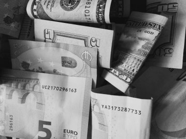 Nakit paralar ve avrolar birbirine karışmış, yakın çekim. Siyah ve beyaz resim.