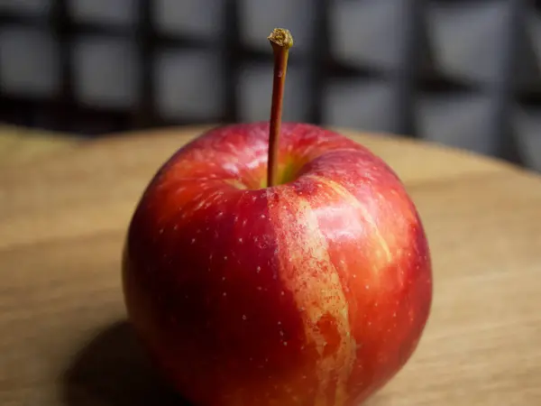 Ein Roter Apfel Der Galasorte Auf Einer Holzoberfläche — Stockfoto