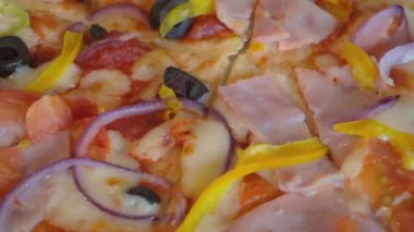 Zeytinli, domatesli ve jambonlu pizza..