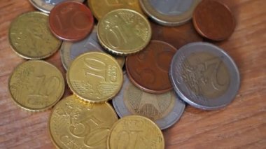 Avrupa Birliği 'nin çeşitli metal paraları, dönüşümlü olarak.