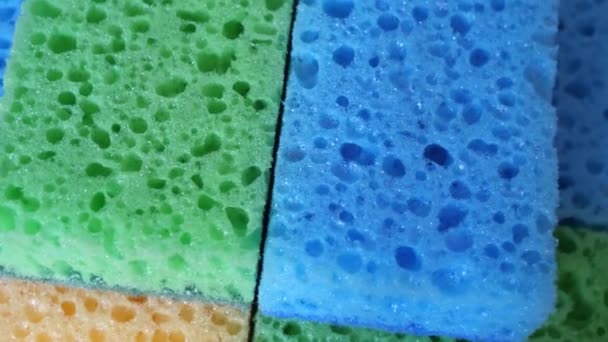 Várias Esponjas Coloridas Tomadas Close Vídeo Macro Material Poroso Macio — Vídeo de Stock