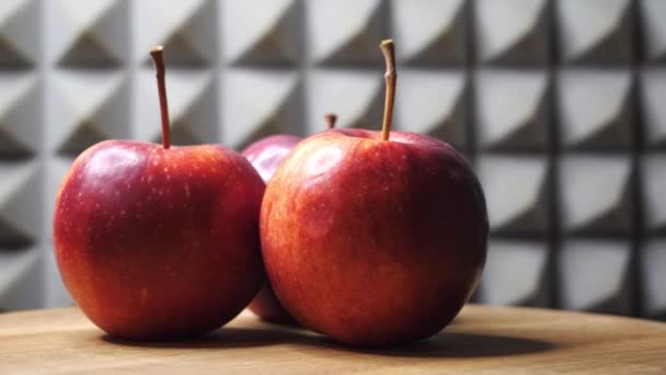 Drie Appels Een Draaiende Houten Tafel Close Video Rode Appels — Stockvideo