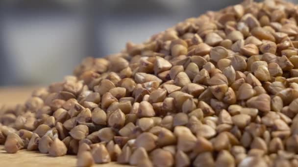 버클밀을 회전시키는 버크밀을 클로즈업합니다 요리되지 씨앗을 됩니다 비디오 — 비디오
