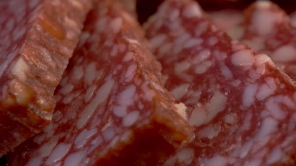 Unas Cuantas Salchichas Salami Tomadas Primer Plano Carne Aperitivo Tiro — Vídeo de stock