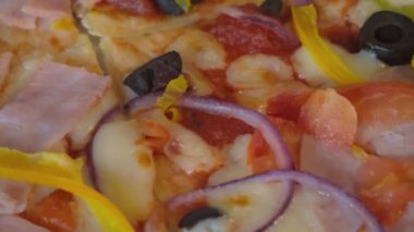 Zeytinli pizza, domates ve jambon, video..