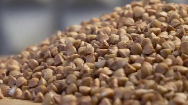 Tam tahıllı karabuğday tohumları. Beslenme lifleri. Pişmemiş kuru mısır gevreği. Makro. Döndürme