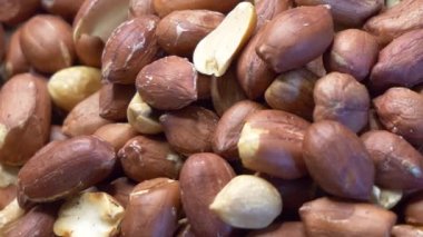 Yakın plan çekimde fıstıklar. Fıstığın tam kare görüntüsü, kaydırak. Tam Hd ile video.
