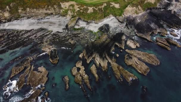 Γραφική Παραλία Της Ιρλανδίας Όμορφα Βράχια Στη Θάλασσα Υπέροχη Θέα — Αρχείο Βίντεο