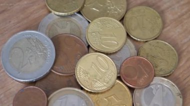 Avrupa Birliği 'nin çeşitli metal paraları. Avrupa sikkeleri yakın plan. Yüksek detaylı makro video, 4k çözünürlük.