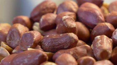 Yakın plan çekimde fıstıklar. Fıstıkların tam çerçeve görüntüsü, kaydırak görüntüsü, tam HD.