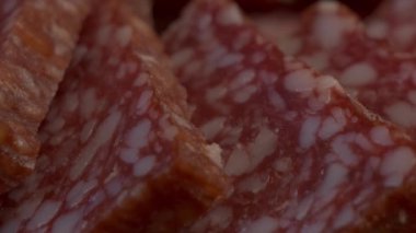 Yakından çekilmiş birkaç parça salam sosisi. Et aperatifi