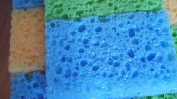 Plusieurs Éponges Colorées Prises Gros Plan Vidéo Macro Matériau Poreux — Video