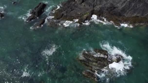 Lindas Rochas Praia Paisagem Marinha Num Dia Sol Margens Pitorescas — Vídeo de Stock