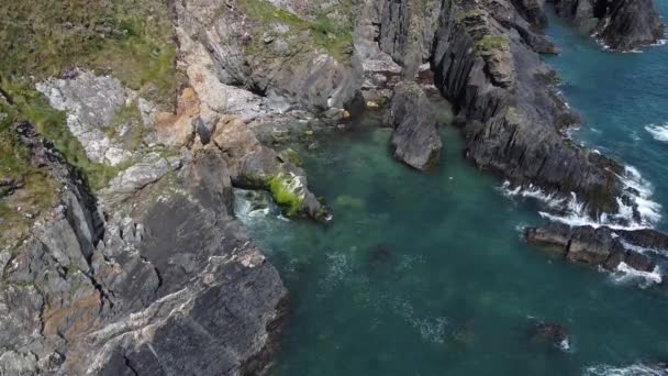 在阳光灿烂的日子里 爱尔兰南部的海滨悬崖 凯尔特海美丽的海岸 全Hd格式的空中视频 — 图库视频影像