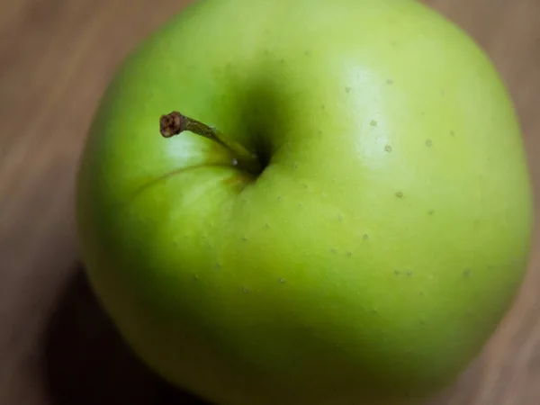 Ein Apfel Der Sorte Golden Auf Einer Holzoberfläche Nahaufnahme — Stockfoto