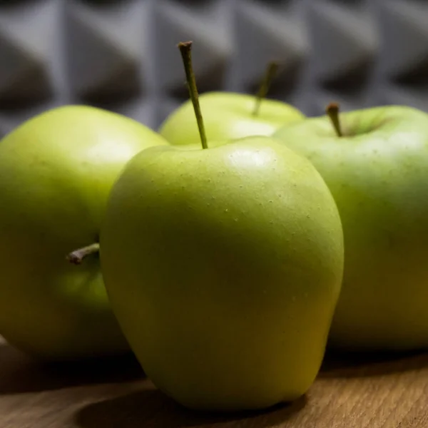 Vier Große Äpfel Großaufnahme Obst Auf Einer Hölzernen Oberfläche — Stockfoto
