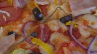 Jambonlu, zeytinli ve domatesli İtalyan pizzası. Pizza yakın çekim, tam HD video.