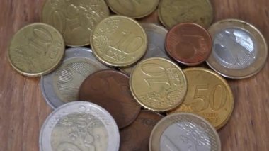 Avrupa sikkeleri yakın plan. Son derece detaylı makro video, 4K. Avrupa Birliği 'nin çeşitli metal paraları.