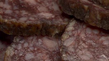 Tütsülenmiş salam parçaları, makro video. Sosis. Kaygan atış, yumuşak odaklanma.