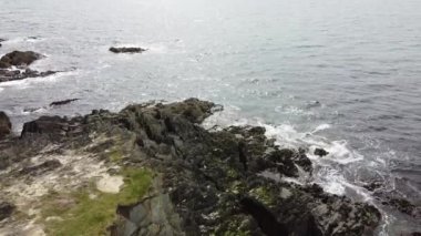Kaya sahili. Suyun üzerinde güneş parlıyor. Deniz Burnu. Atlantik Okyanusu 'nun Suları.