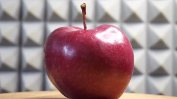 Una Manzana Roja Sobre Una Superficie Madera Giratoria Sobre Fondo — Vídeos de Stock