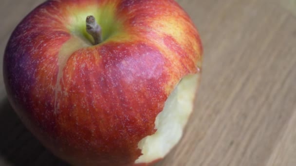 Duże Jabłko Galowej Odmiany Drewnianej Powierzchni Rozdzielczość Makro Ugryzione Jabłko — Wideo stockowe