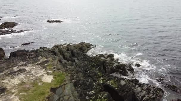 Skalnaté Pobřeží Slunce Svítí Vodu Seascape Vody Atlantského Oceánu — Stock video