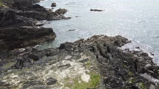 Skarpa Klippor Stranden Solig Dag Stenar Vacker Havsutsikt — Stockvideo