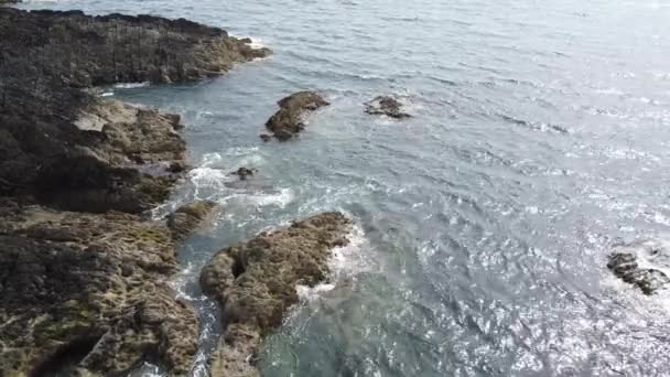 Klippor Stranden Geologiska Formationer Solsken Vattenytan Havsutsikt — Stockvideo