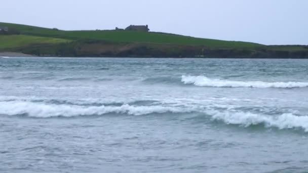 Tyrkysové Vlny Keltského Moře Jižní Irsko Seascape Slunečného Počasí Handheld — Stock video